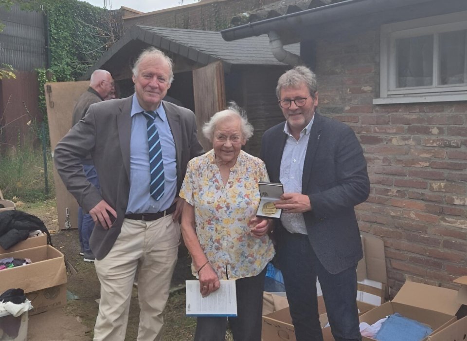 Nelly VITTECOQ reçoit la médaille de la ville. Source: Le Réveil 