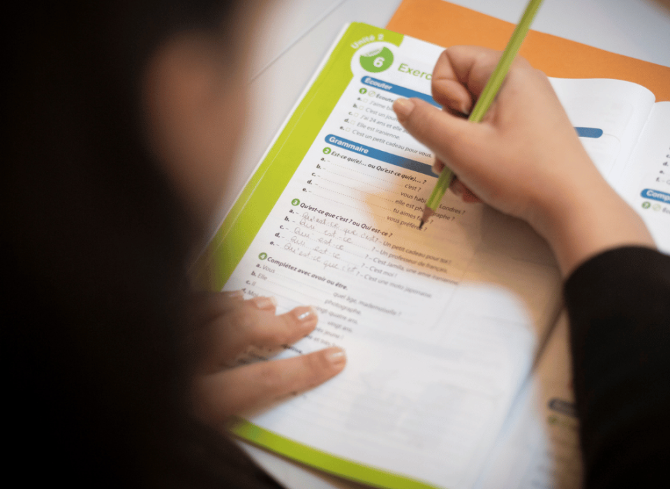 Dans le 16è arrondissement de Paris, l'équipe Alpha Chaillot dispense des cours de français aux personnes étrangères.