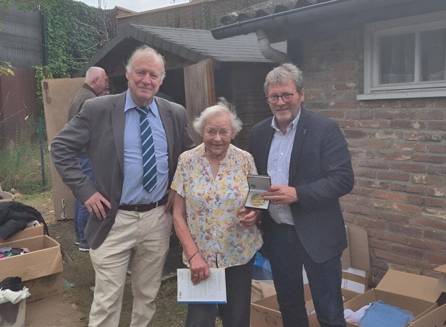 Nelly VITTECOQ reçoit la médaille de la ville. Source: Le Réveil 