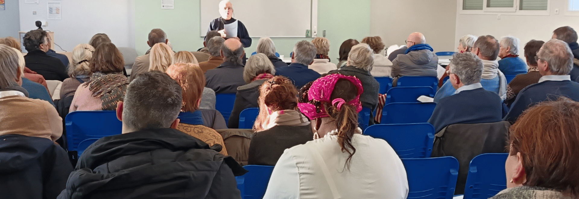 Bénévoles, salariés et partenaires lors des échanges spirituels avec notre aumônier Yves De Mallmann 